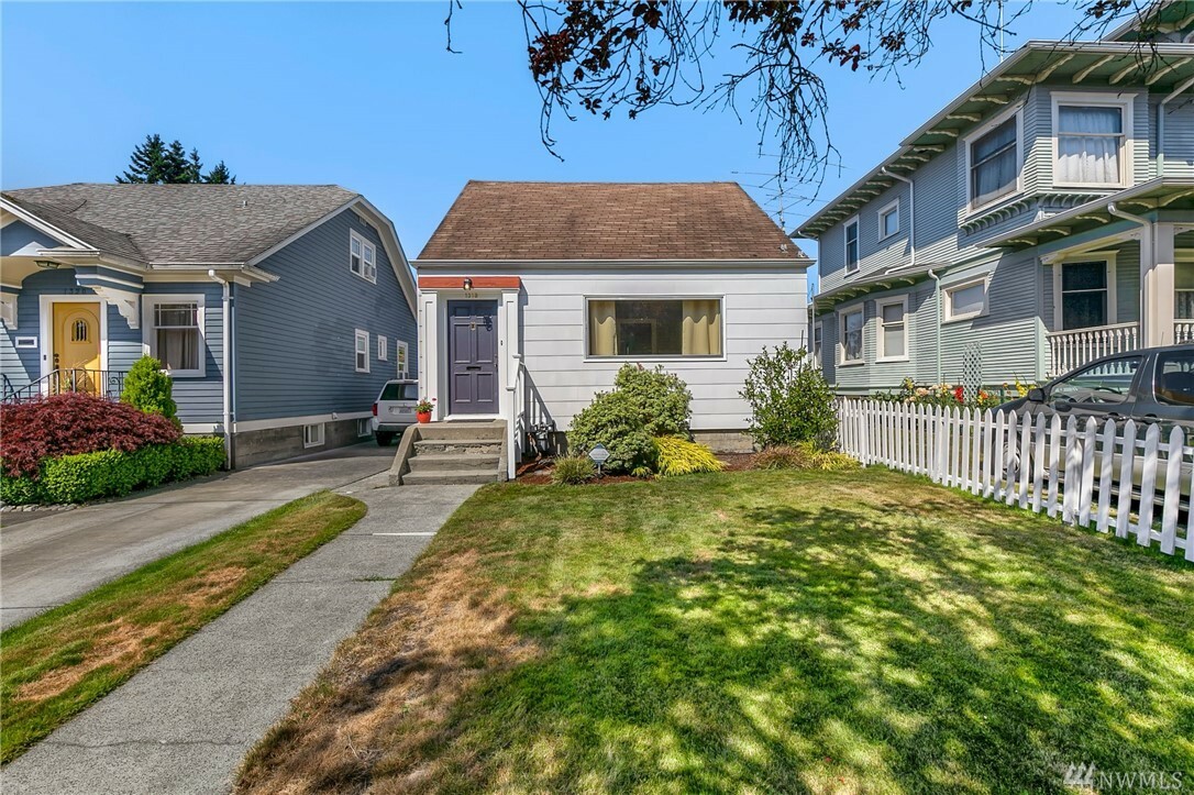 Property Photo:  1318 Hoyt Ave  WA 98201 