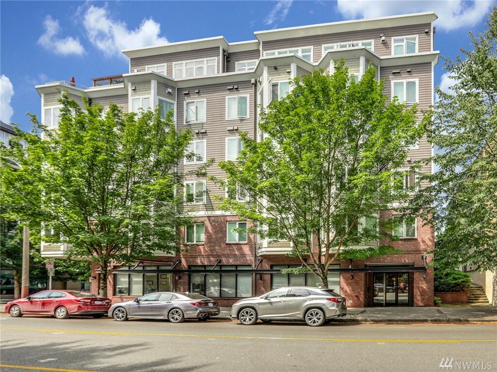 Property Photo: 4847 California Ave SW 204 WA 98116