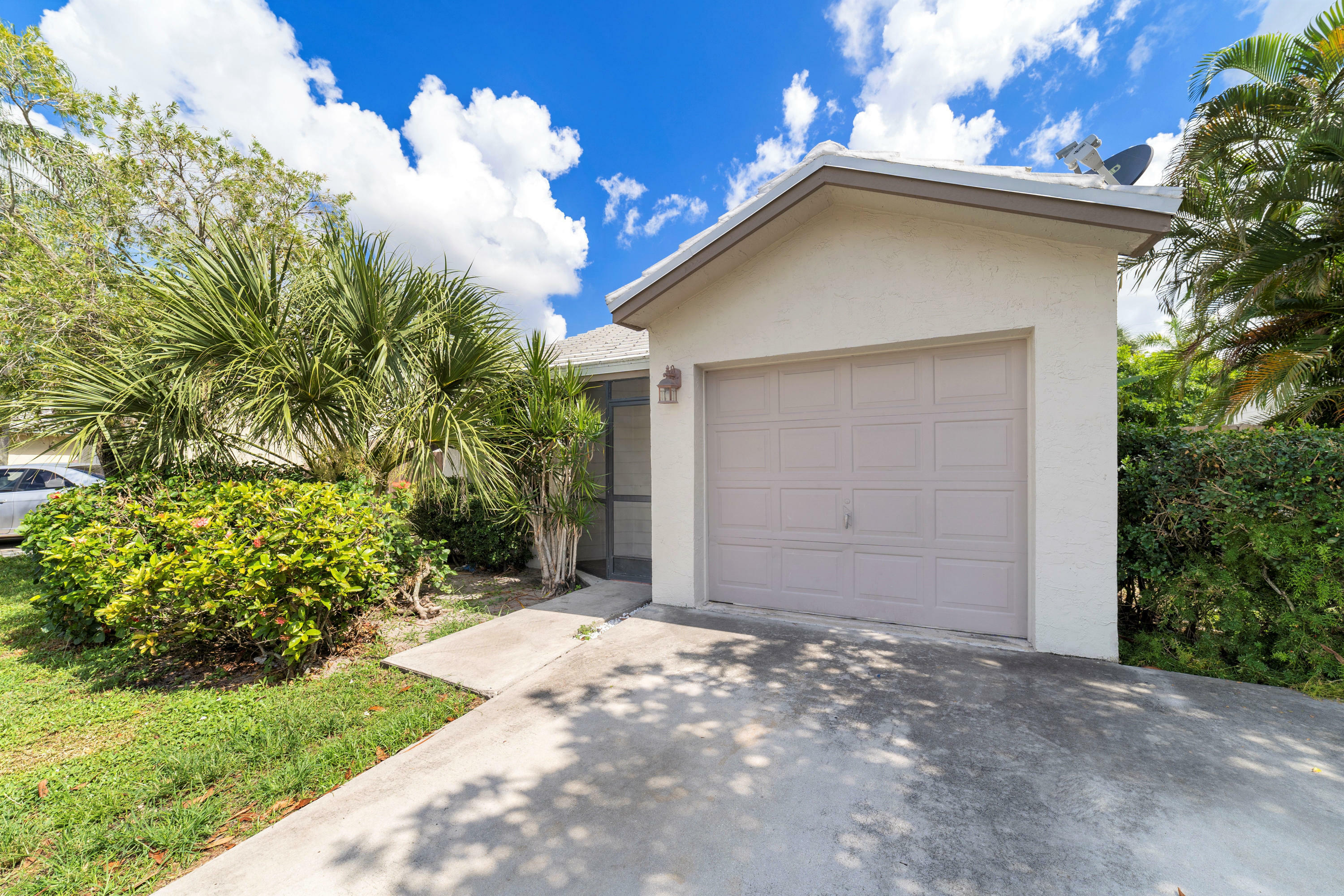 Property Photo:  5684 Strawberry Lakes Circle  FL 33463 