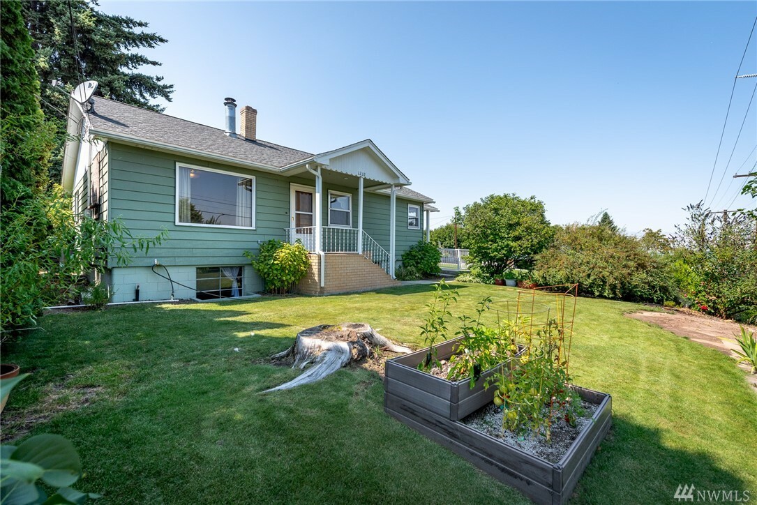 Property Photo: 1232 S Mission WA 98801