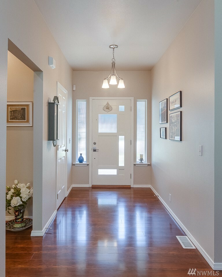 Property Photo: 1106 San Juan Dr WA 98282
