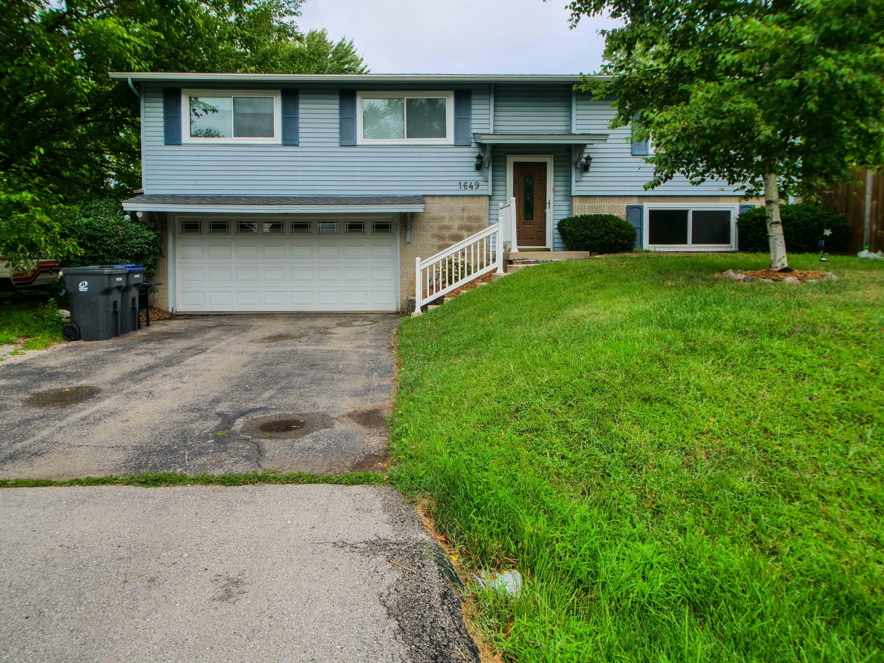 Property Photo:  1649 Warwick Way  WI 53406 