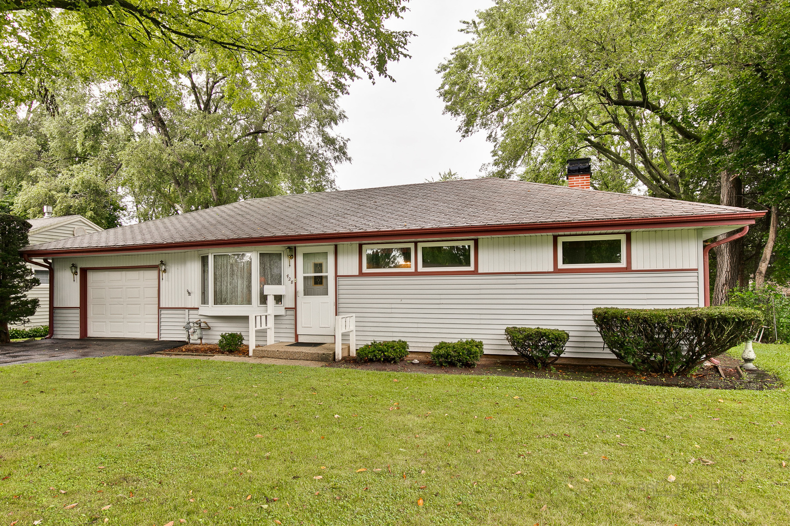 Property Photo:  428 West James Way  IL 60013 