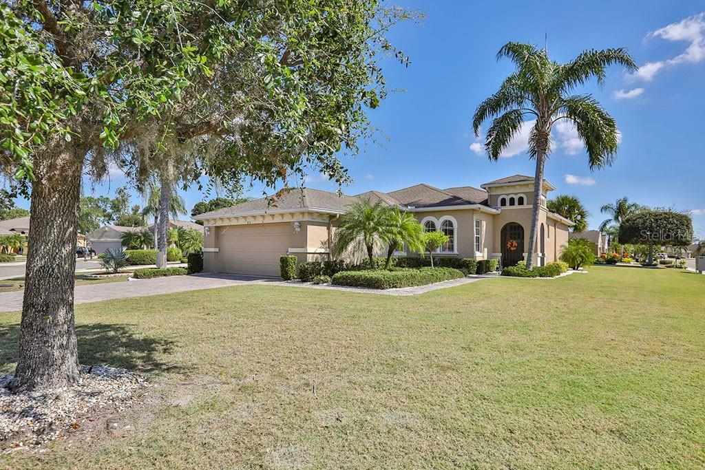 Property Photo:  810 Regal Manor Way  FL 33573 