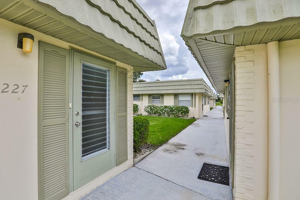 Property Photo:  102 Cambridge Trail 227  FL 33573 