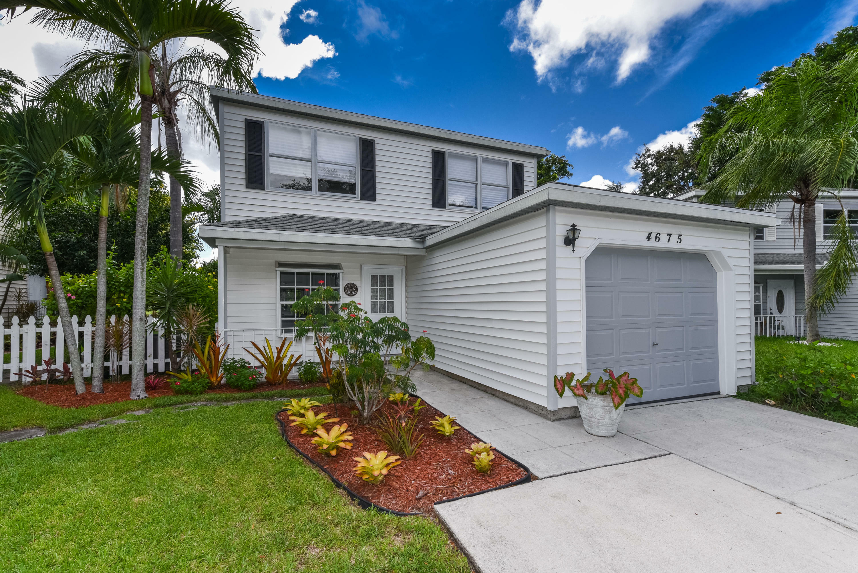 Property Photo:  4675 Lakeside Circle  FL 33417 