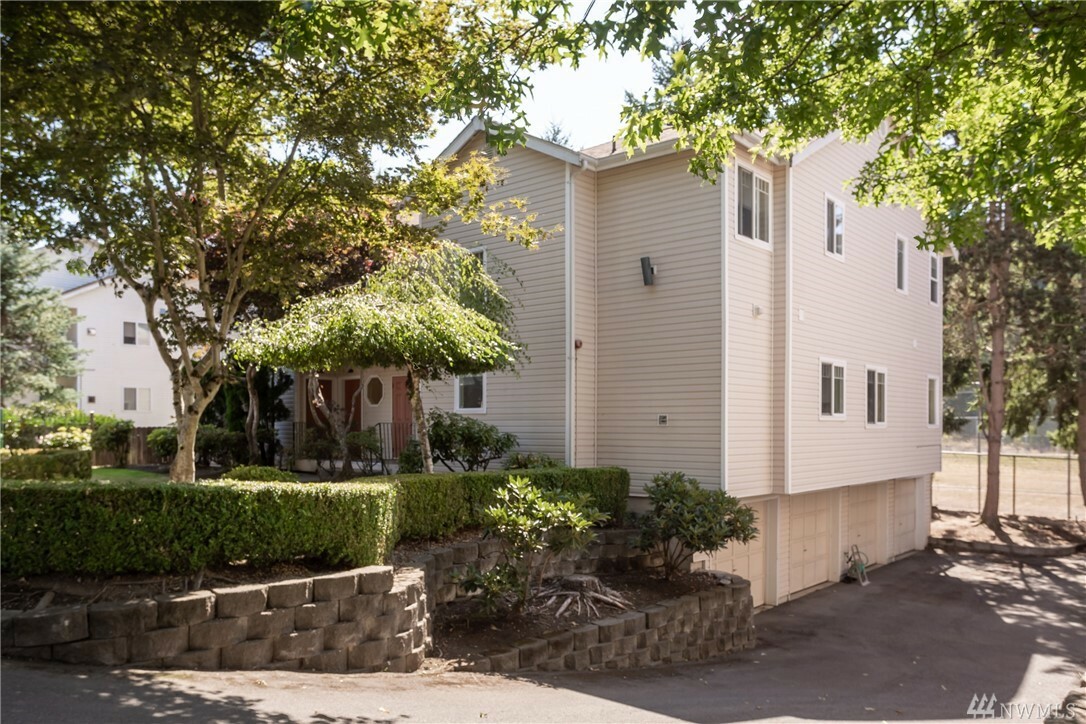 Property Photo: 1008 37th St SE B WA 98002