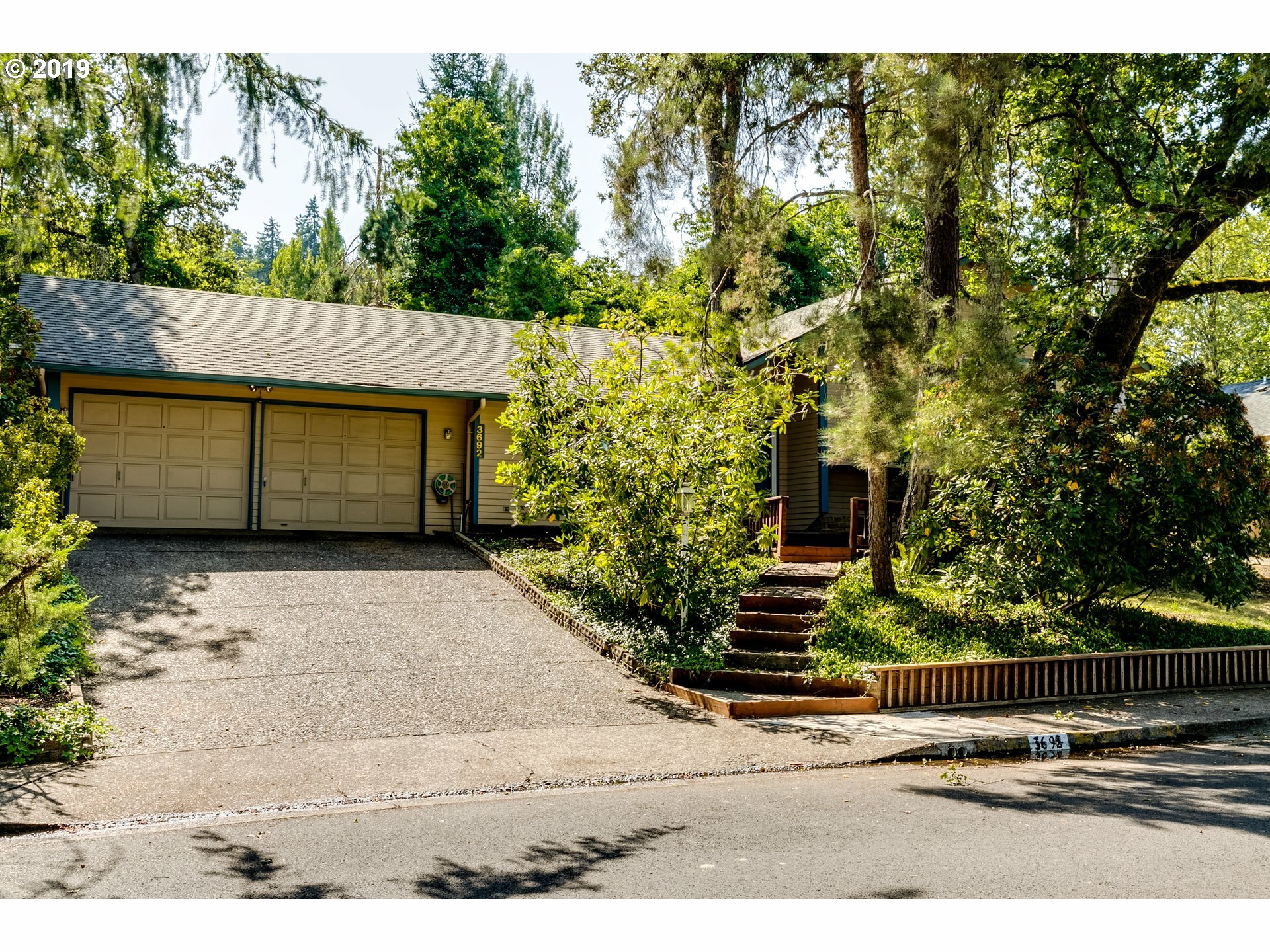 Property Photo: 3692 Wilshire Ln OR 97405
