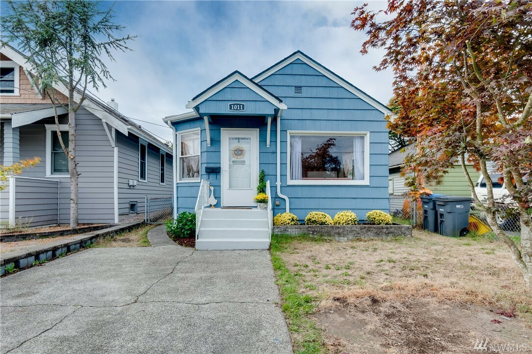 Property Photo:  1011 13th St  WA 98337 