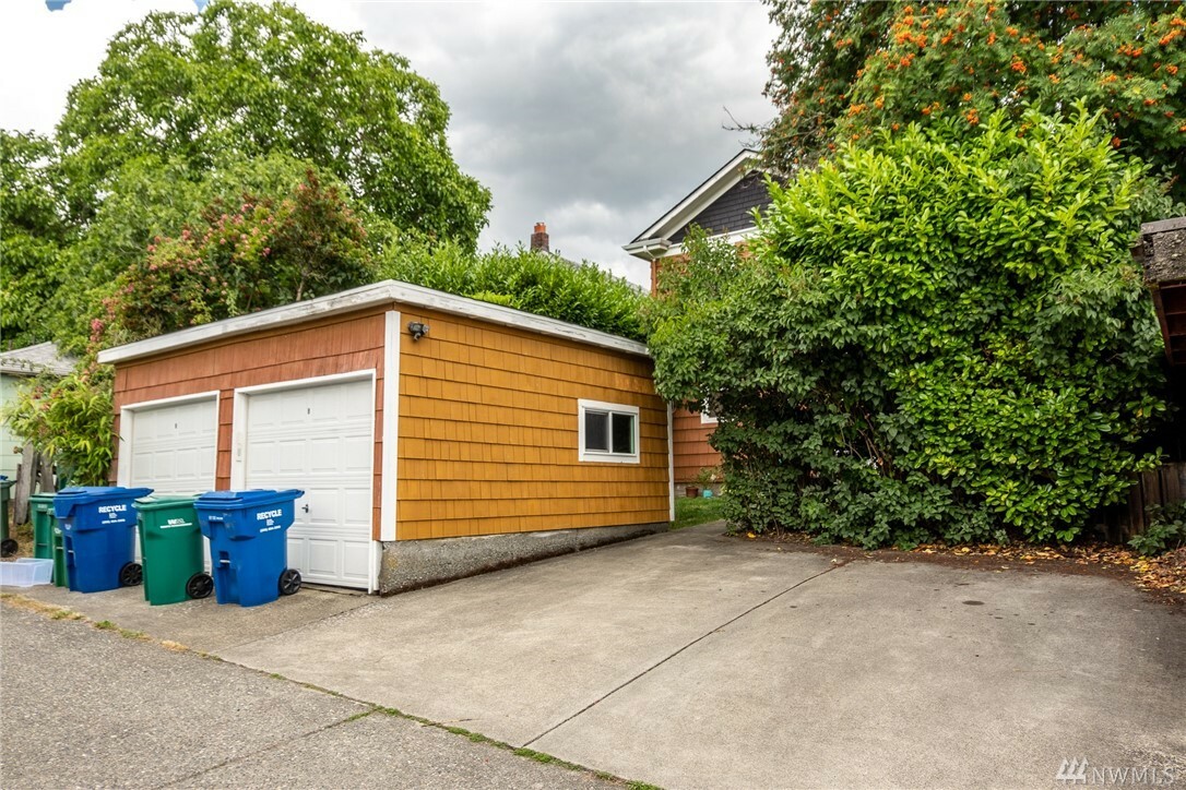 Property Photo:  3917 Wallingford Ave N  WA 98103 