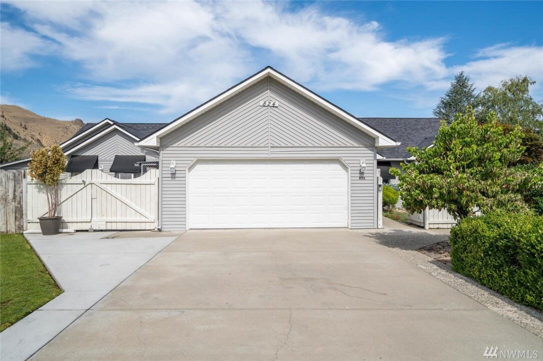 Property Photo:  824 Willowbrook Dr  WA 98801 