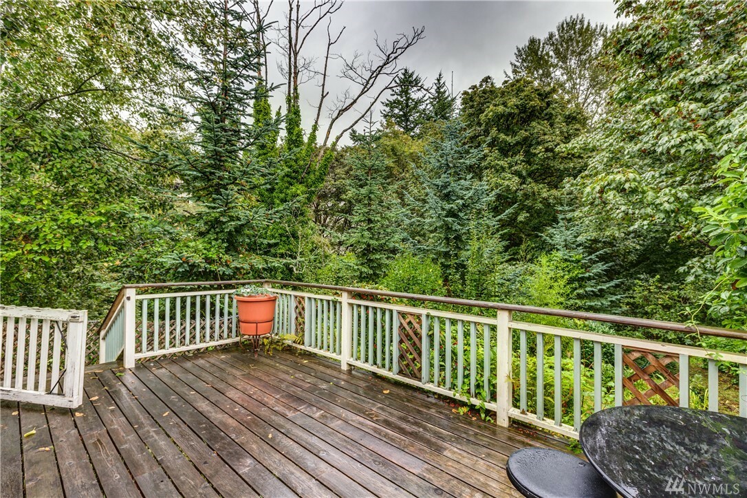 Property Photo:  913 B 33rd St  WA 98201 