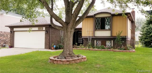 Property Photo:  2133 Fox Hill Dr  MI 48310 