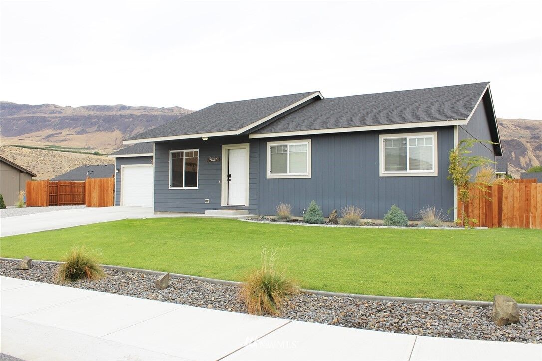 Property Photo:  177 Island Loop  WA 98850 