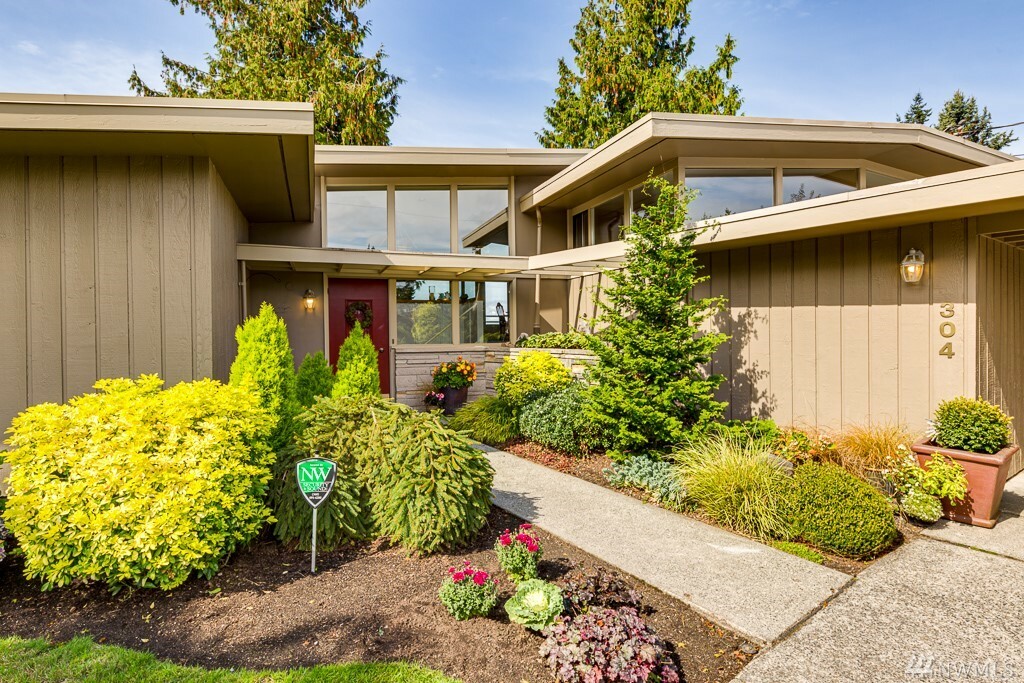 Property Photo: 304 Heather Rd WA 98203