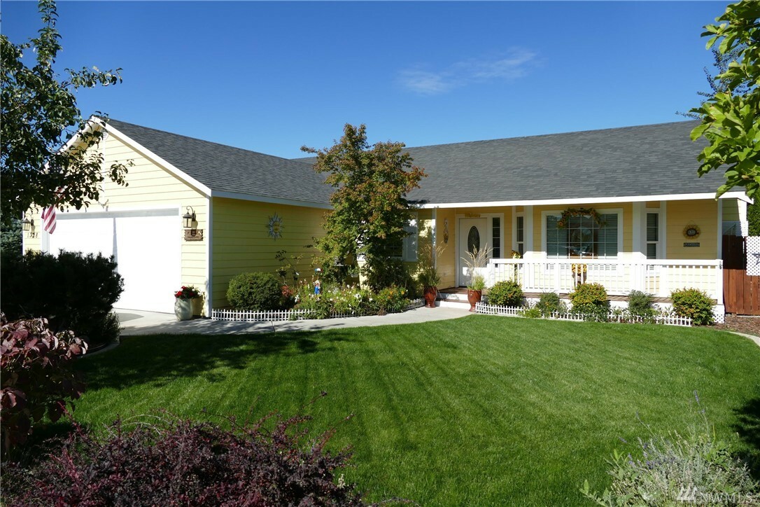 Property Photo: 1328 Tractor Lp WA 98802