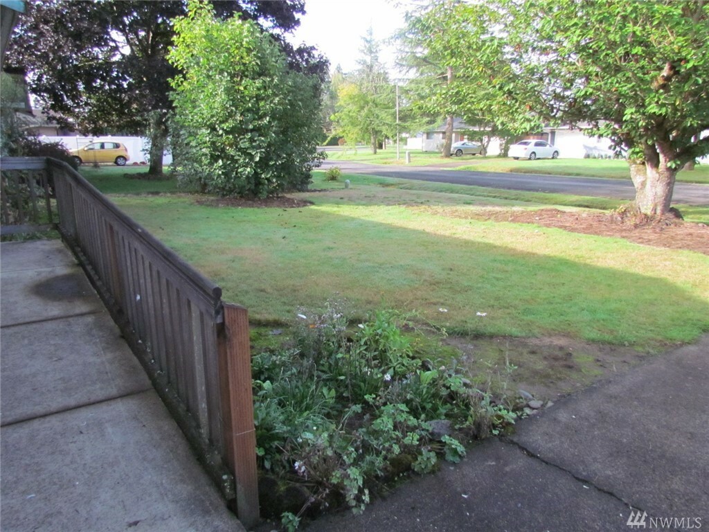 Property Photo:  715 NE 3rd Ave  WA 98604 