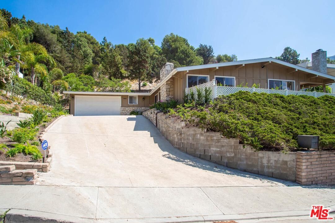 Property Photo:  1224 El Hito Cir  CA 90272 