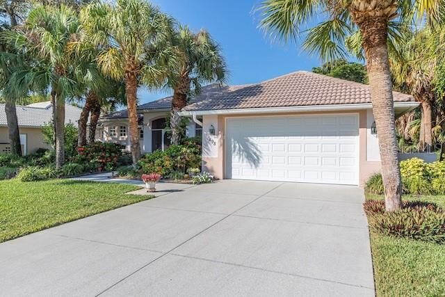 Property Photo: 498 Lake Of The Woods Drive FL 34293