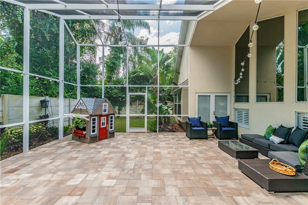 Property Photo:  2206 Green Oaks Lane  FL 33612 