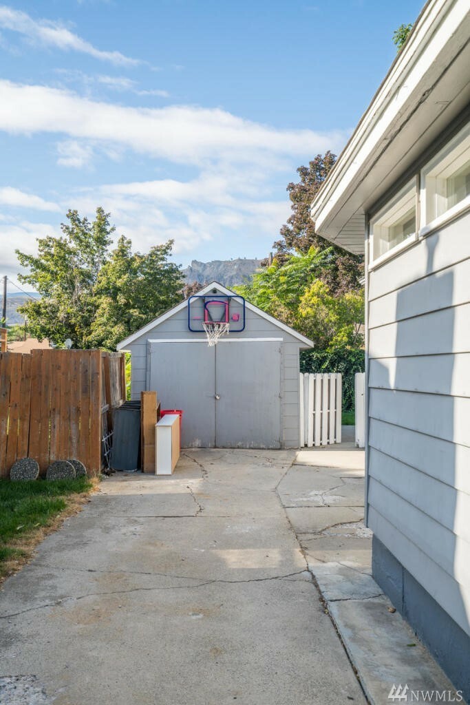 Property Photo:  602 Hawthorne St  WA 98801 