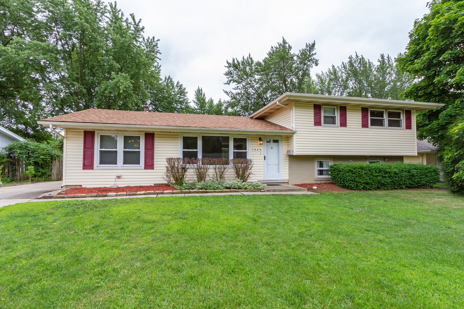 Property Photo:  1323 Radcliffe Lane  IL 60193 