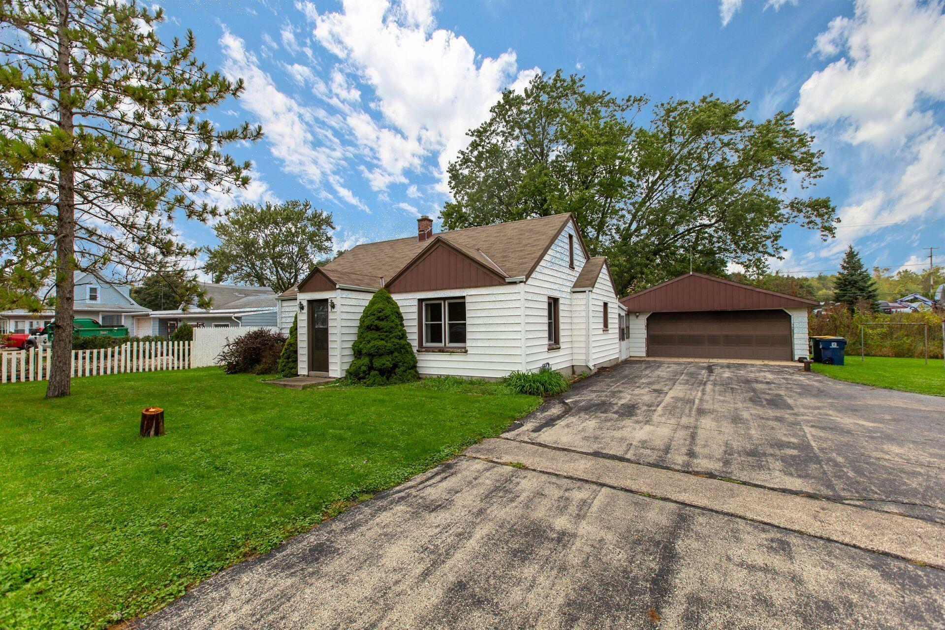 Property Photo:  140 E Jewell St  WI 53154 