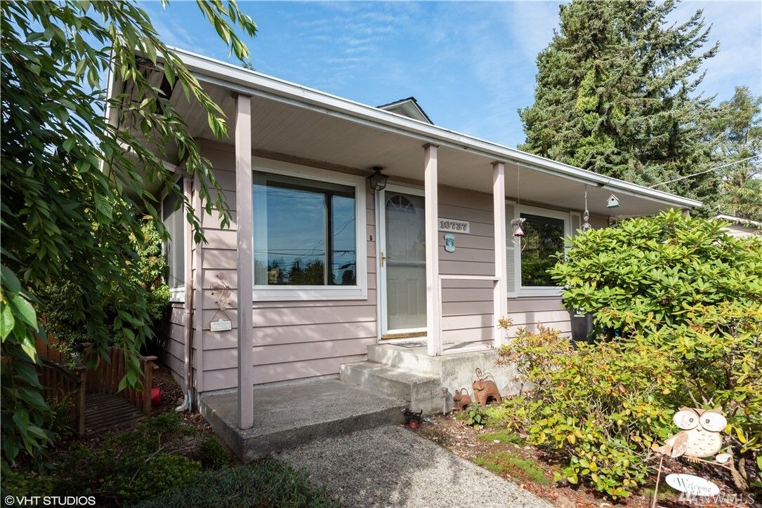 Property Photo: 10737 Whitman Avenue N WA 98133