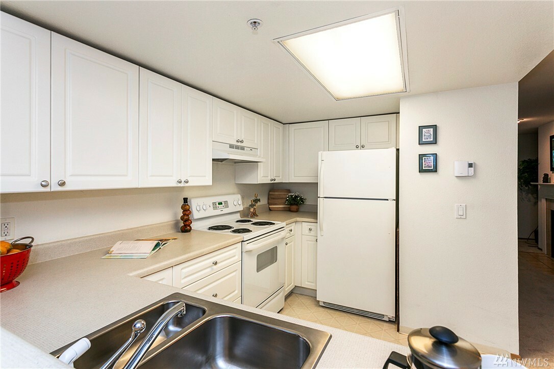 Property Photo:  23301 Cedar Wy U202  WA 98043 