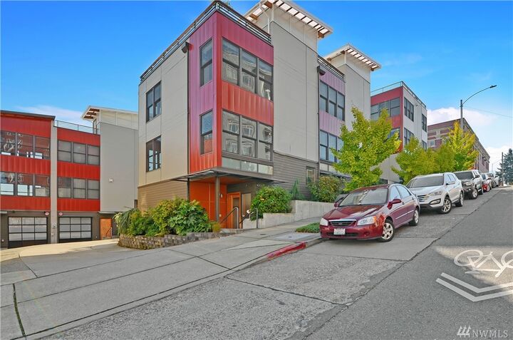 Property Photo:  420 6th Ave  WA 98402 