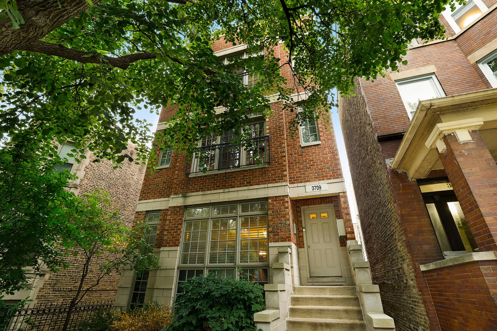 Property Photo:  3709 N Wayne Avenue 3  IL 60613 