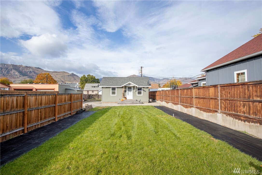 Property Photo:  802 Kittitas St  WA 98801 