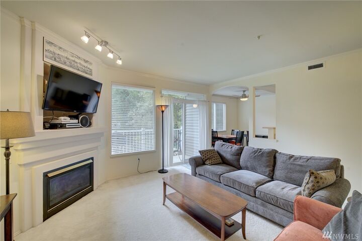 Property Photo: 25235 SE Klahanie Blvd H203 WA 98029