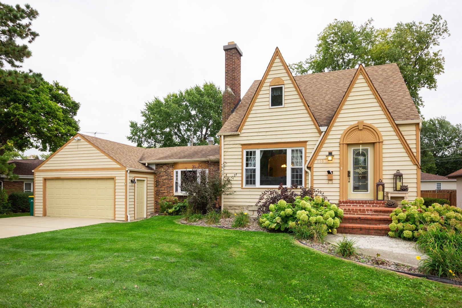 Property Photo: 1110 Oregon Street IL 60435