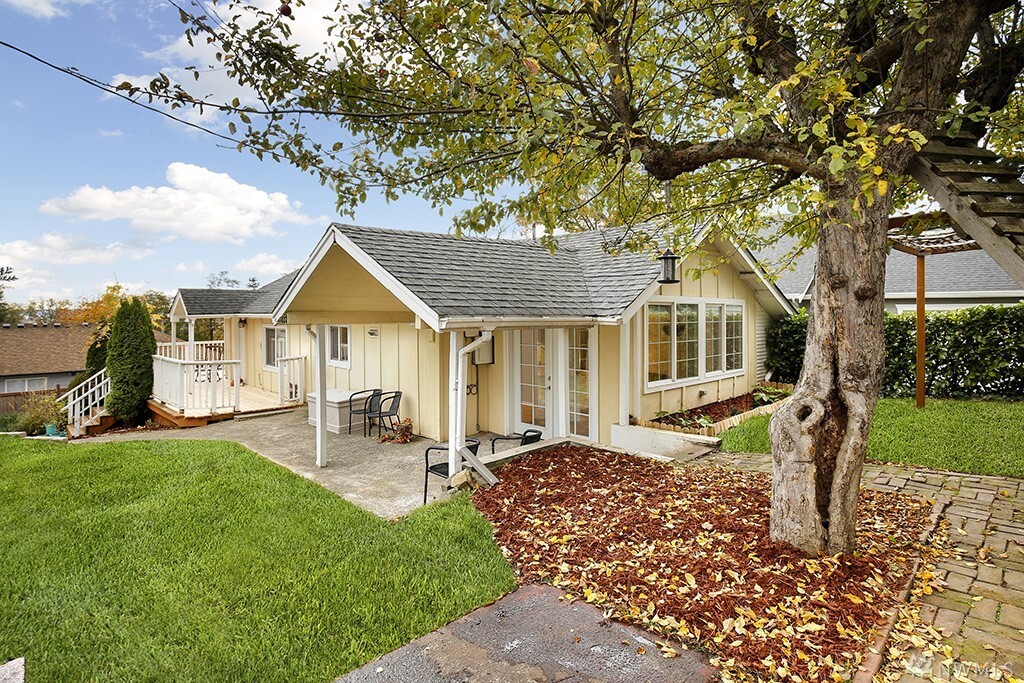 Property Photo: 313 Earlington Avenue SW WA 98057