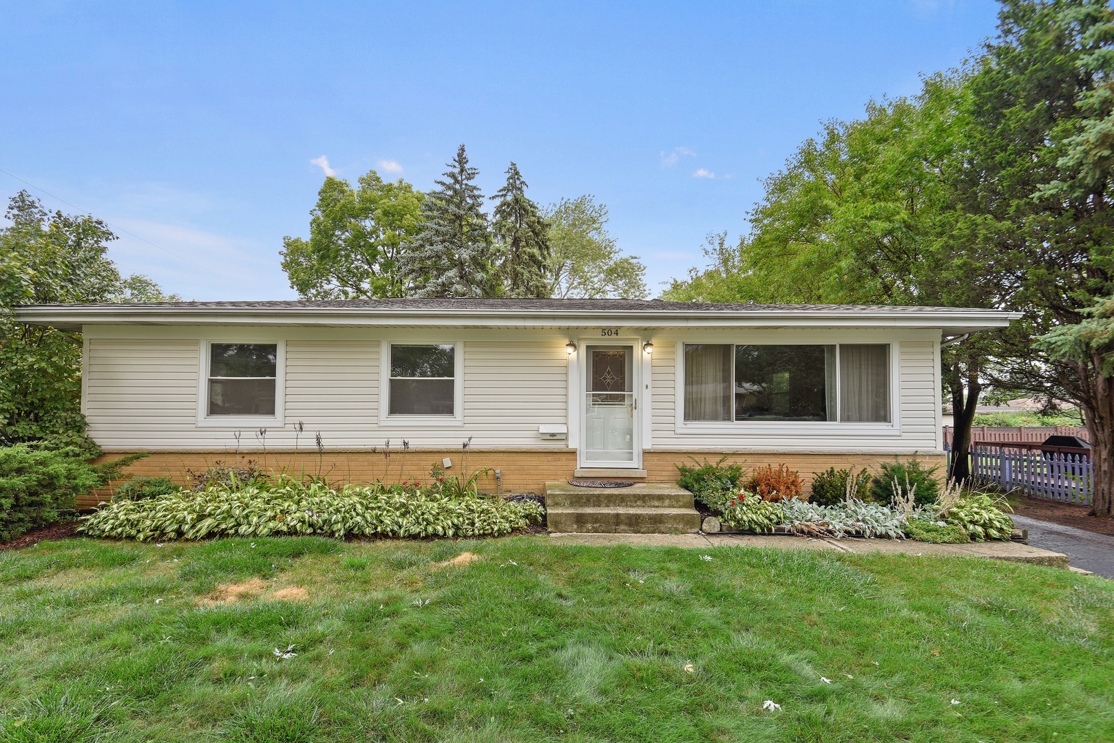 Property Photo:  504 East Holly Avenue  IL 60056 