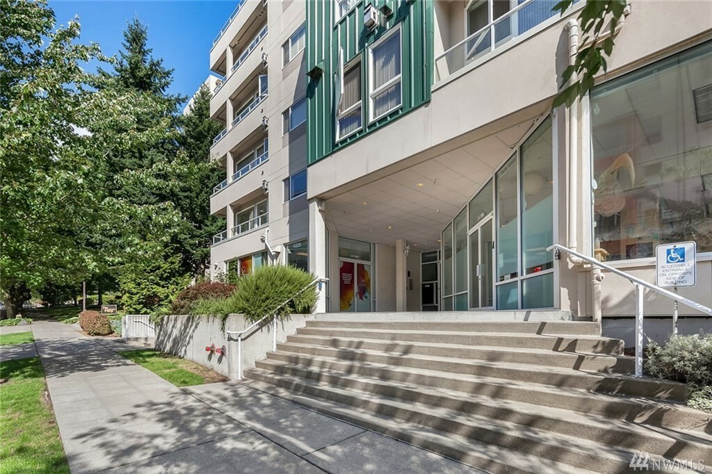Property Photo: 4528 8th Ave NE 2C WA 98105