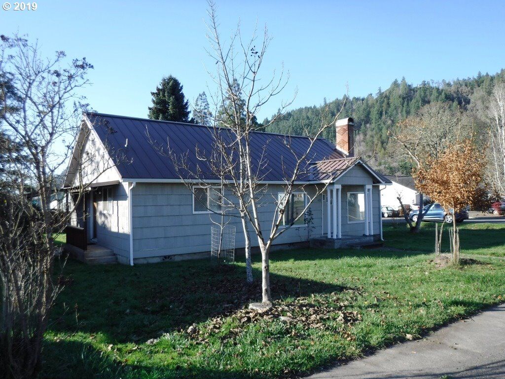 Property Photo: 405 S Cedar St OR 97435