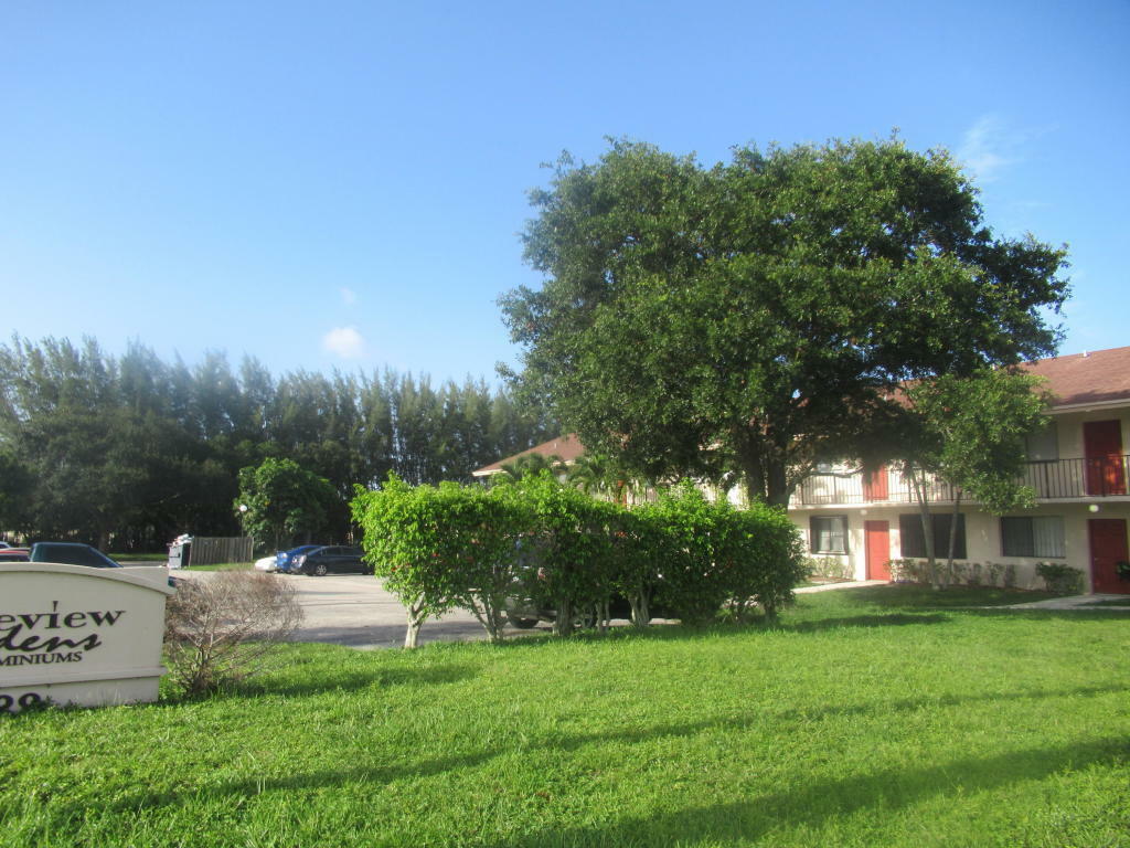 Property Photo:  500 Nottingham Circle B  FL 33463 