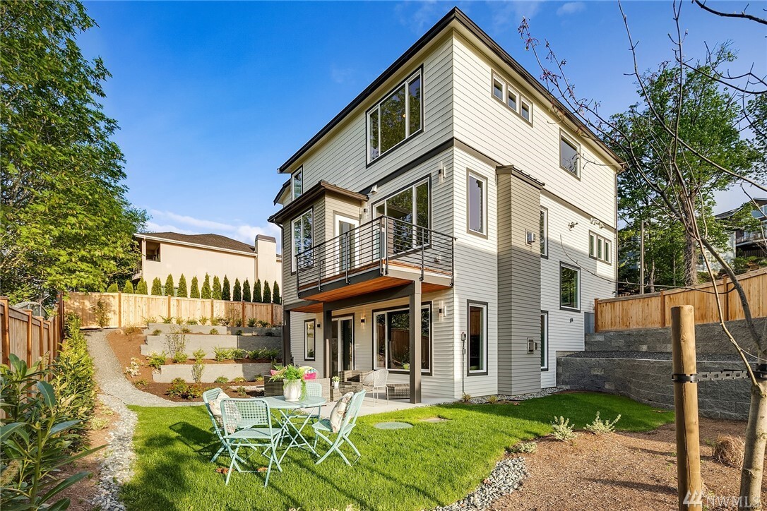 Property Photo: 8212 SE 28th St WA 98040