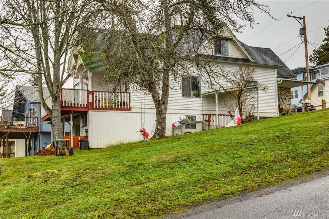 Property Photo:  600 N State St  WA 98225 