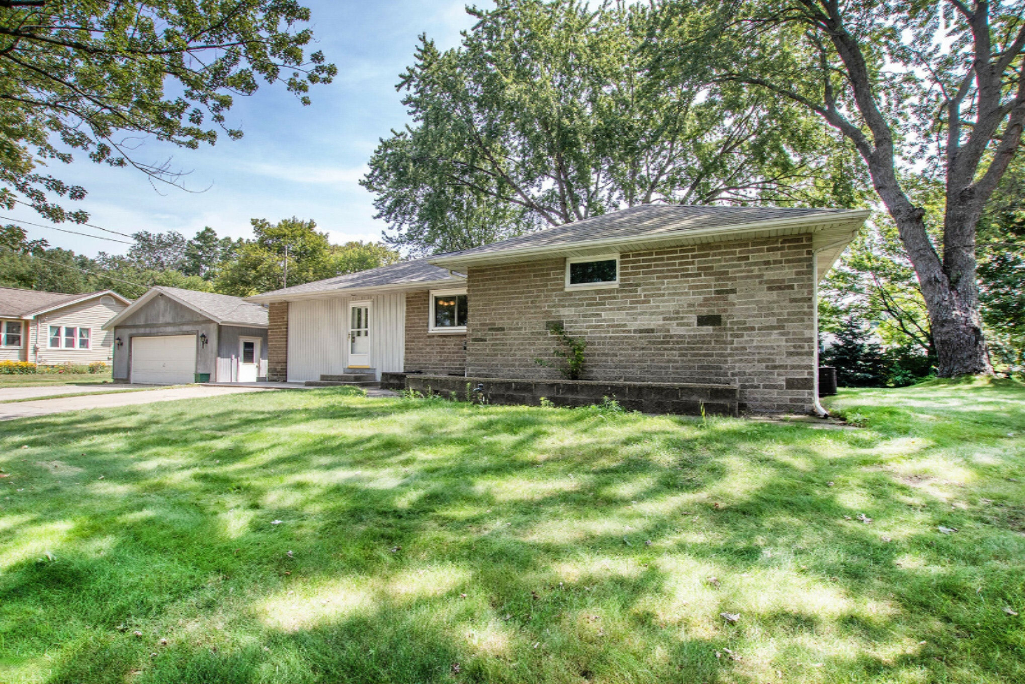 Property Photo: 1610 S Hopkins Street MI 49417
