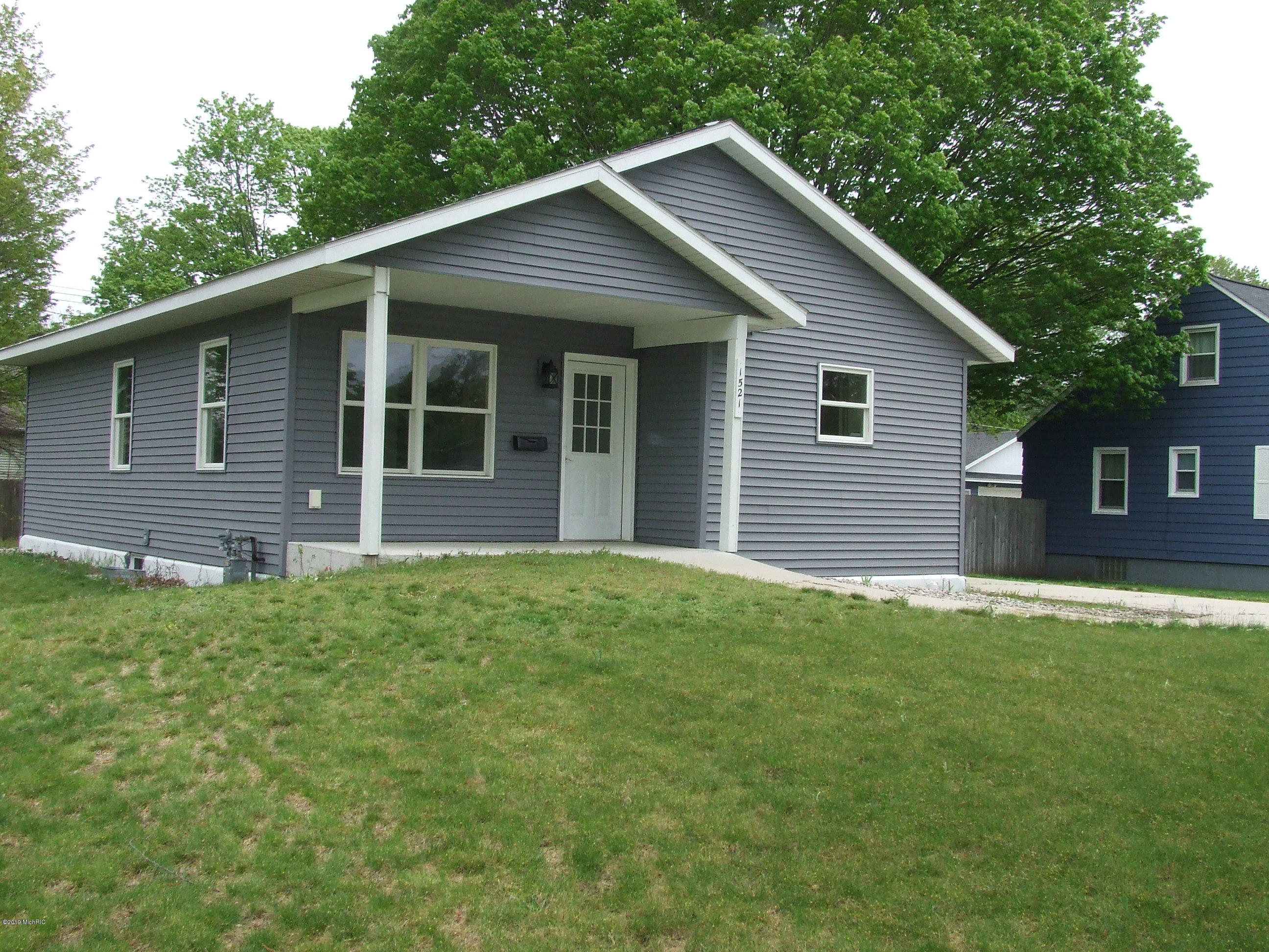 Property Photo:  1521 Slayton Avenue  MI 49417 
