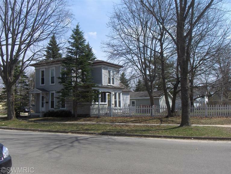 Property Photo:  824 Rose Avenue  MI 49307 
