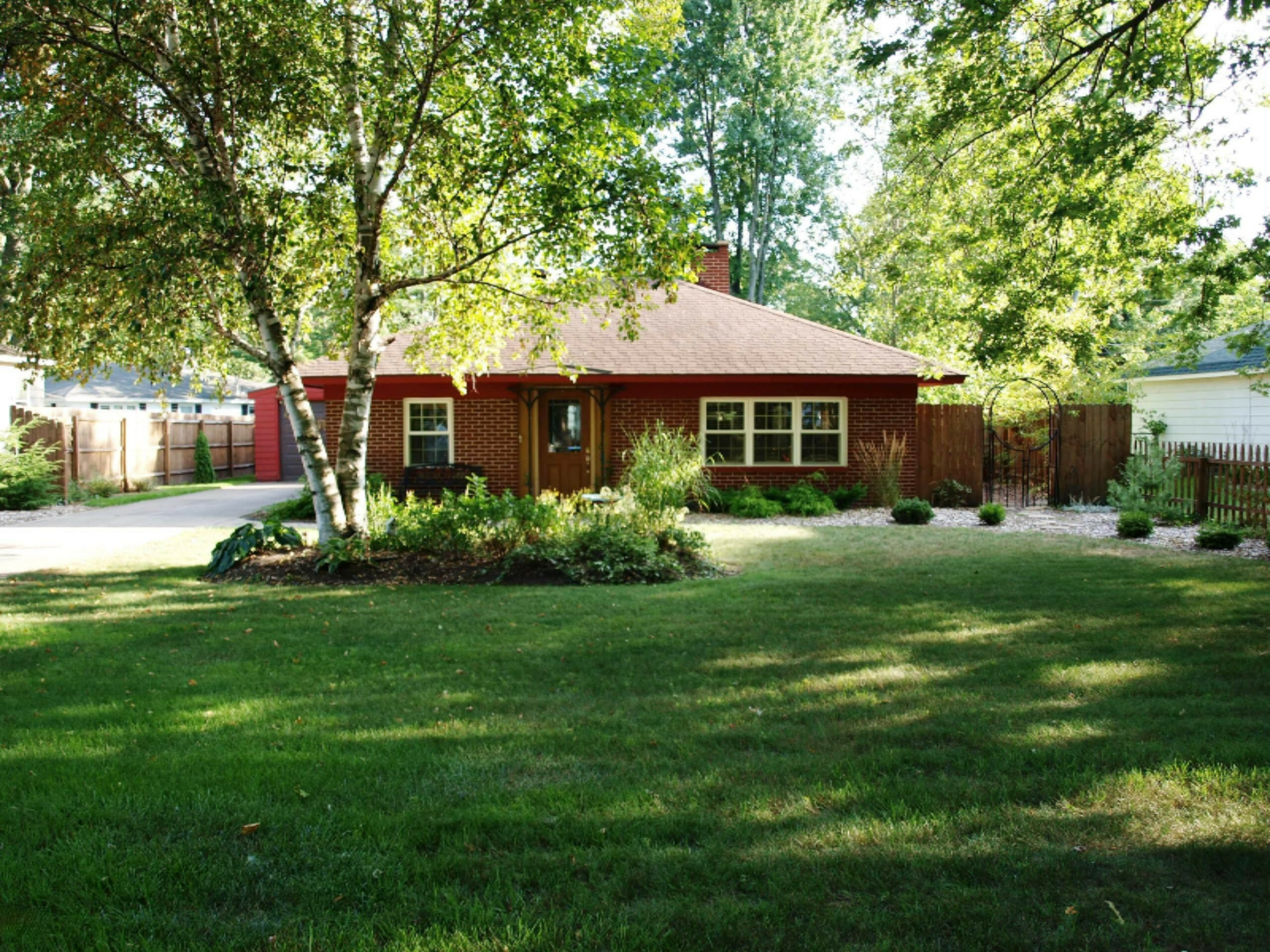 Property Photo:  752 E River Street  MI 49456 