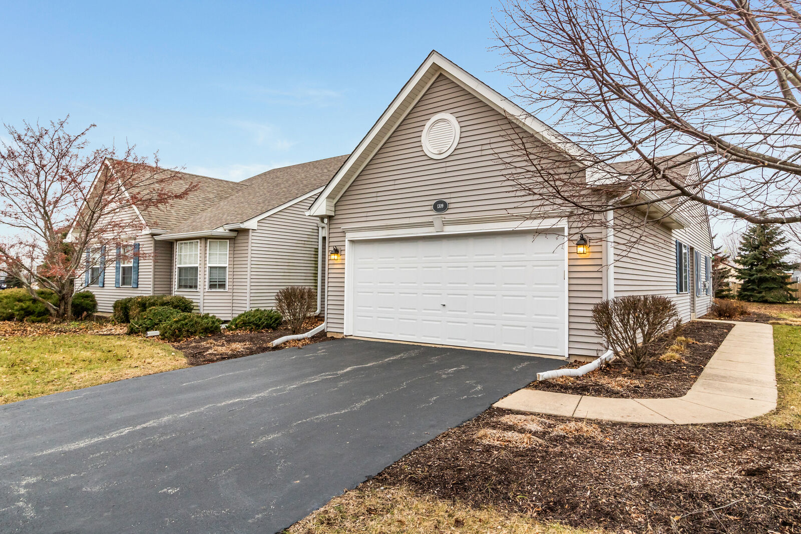 Property Photo:  1309 Chestnut Circle  IL 60560 
