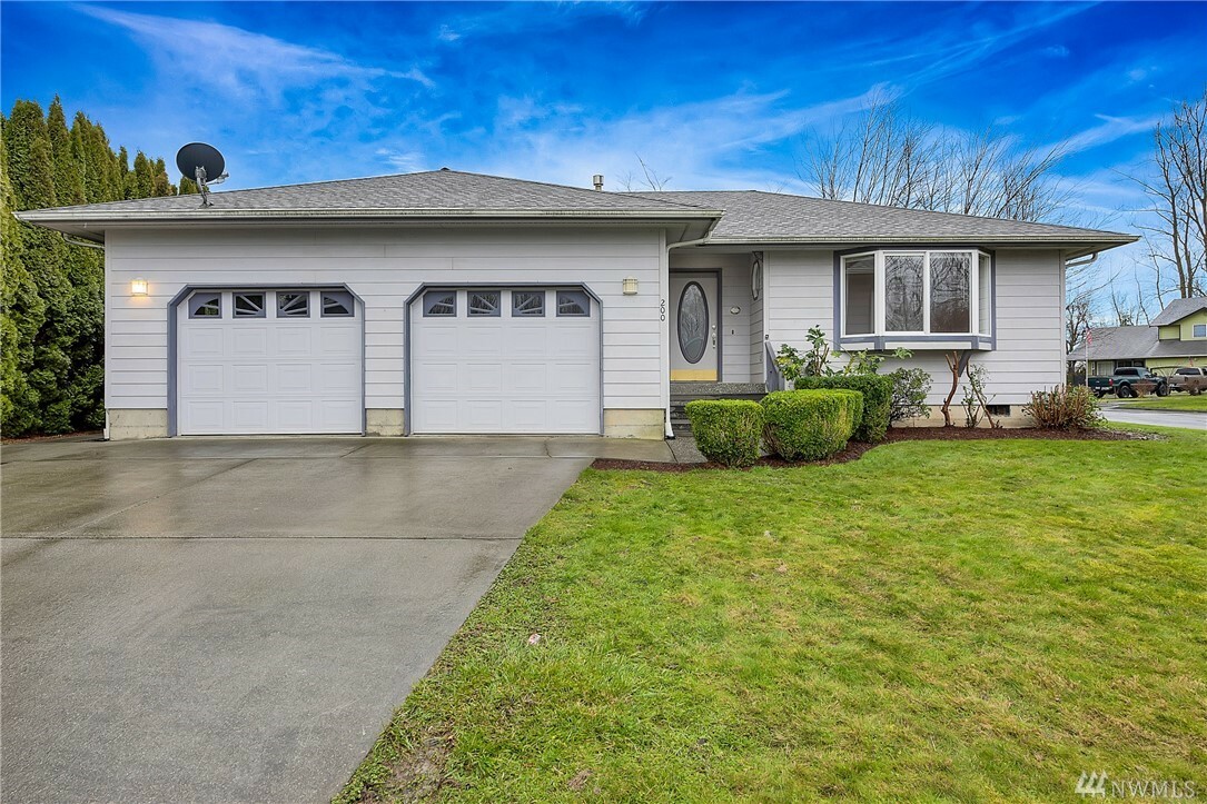 Property Photo:  200 Lincoln Cir  WA 98295 