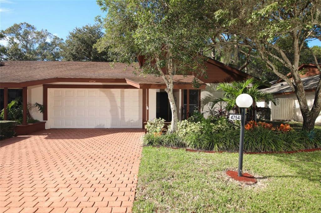 Property Photo:  4754 Oak Forest Drive W 65  FL 34231 