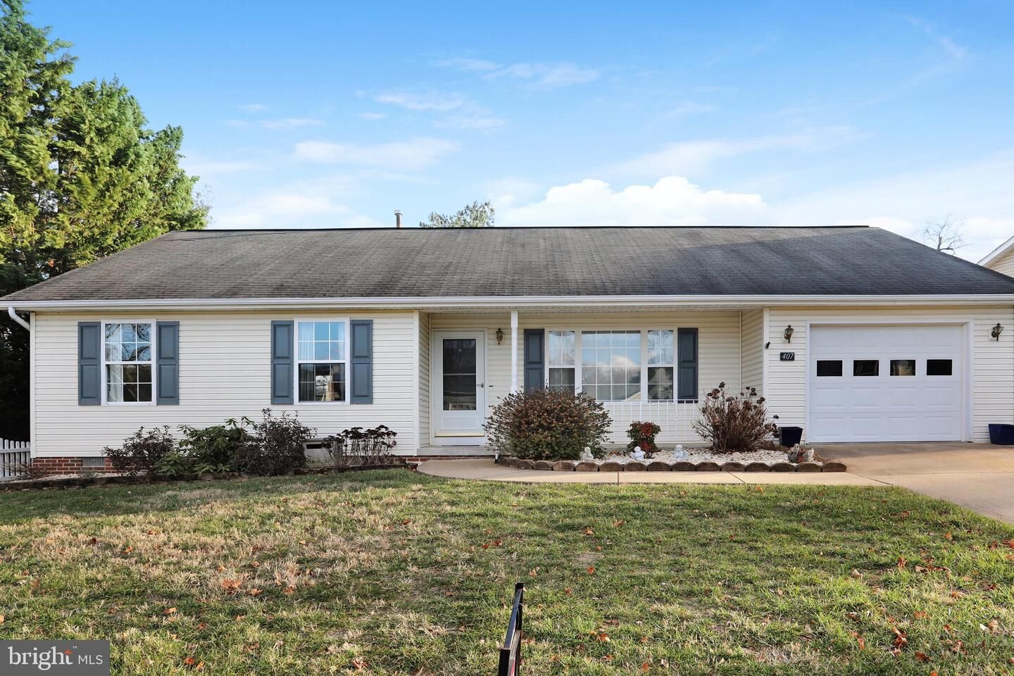 Property Photo: 407 Crescent Drive VA 22601