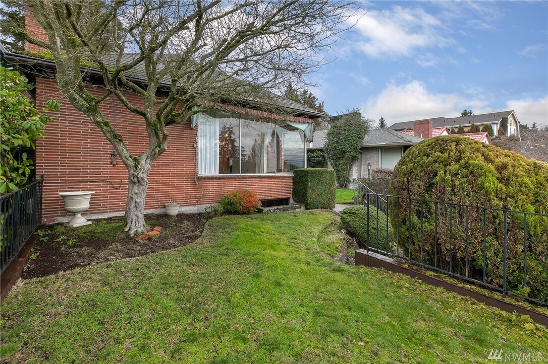 Property Photo: 2552 29th Avenue W WA 98199